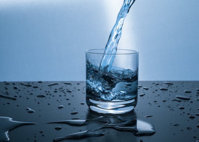 Îmbuteliată sau de la robinet: care este cea mai bună apă?